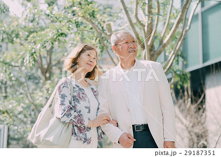 笑顔で寄り添うシニア夫婦 29187351