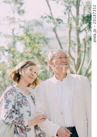 笑顔で寄り添うシニア夫婦 29187352
