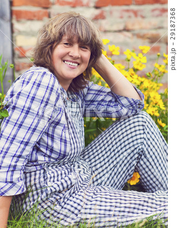 Middle age woman working in the garden 29187368