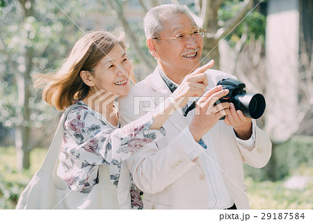 カメラを持つシニア夫婦 屋外 29187584