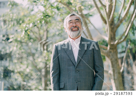 白髪の日本人シニア男性 屋外の写真素材