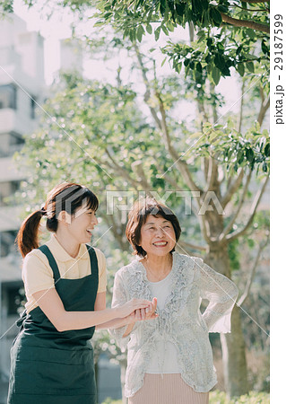 若い介護士とシニア女性 若い介護士とシニア女性 29187599
