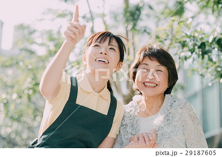 若い介護士とシニア女性 29187605