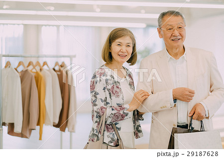買い物するシニア夫婦 29187628