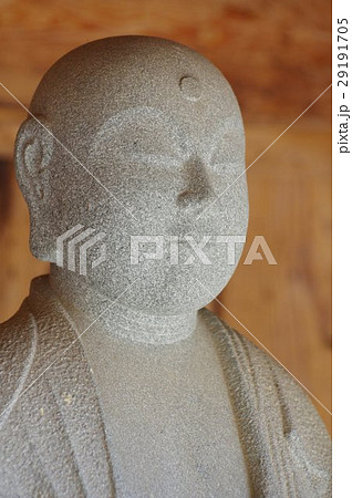 信州の文化財　守屋貞治の弟子　渋谷藤兵衛の石仏　地蔵尊座像　頭部俯瞰（飯島町西岸寺） 29191705