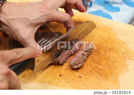 牛肉イメージ ステーキを切る手元 牛肉イメージ ステーキを切る手元 29192914