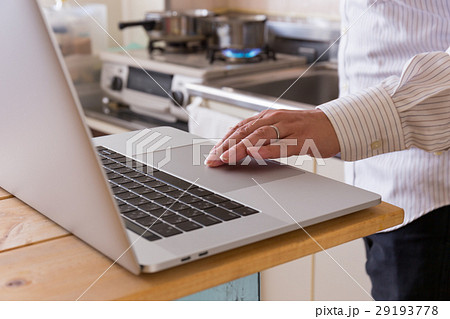 キッチンでパソコンを使う男性 29193778