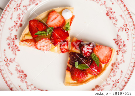 fresh strawberry tart 29197615