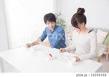間取り図を見るカップル 29200388