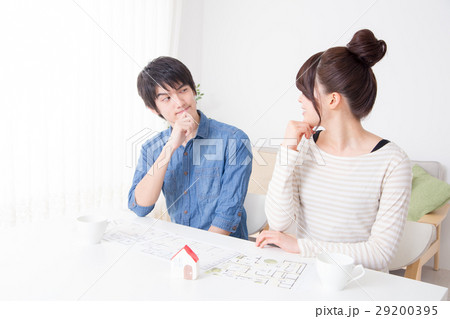 間取り図を見るカップル 29200395