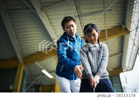 ゴルフを習う女の子 ゴルフを習う女の子 29213170