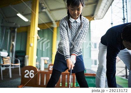 ゴルフを習う女の子 ゴルフを習う女の子 29213172