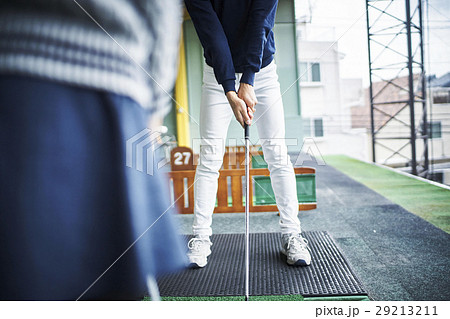 ゴルフを習う女の子 29213211