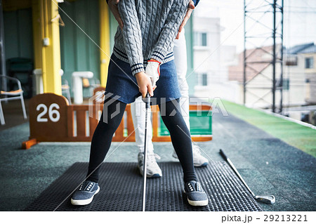 ゴルフを習う女の子 ゴルフを習う女の子 29213221