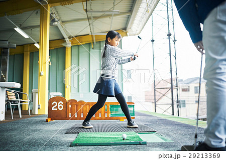 ゴルフを習う女の子 29213369