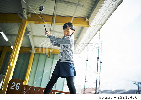 ゴルフを練習する女の子 29213456