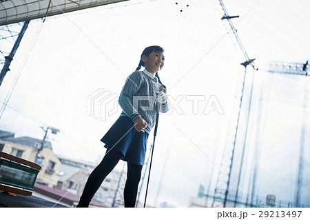 ゴルフを練習する女の子 29213497