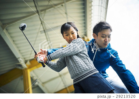 ゴルフを習う女の子 ゴルフを習う女の子 29213520