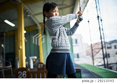 ゴルフを練習する女の子 ゴルフを練習する女の子 29213543