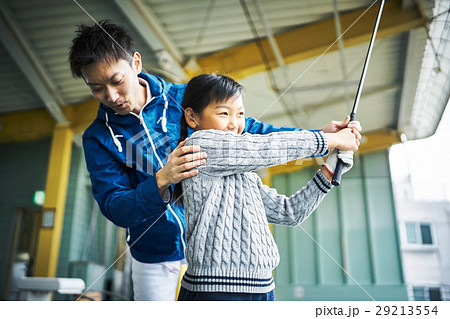 ゴルフを習う女の子 29213554