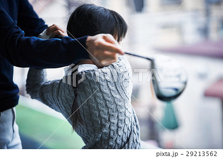 ゴルフを習う女の子 ゴルフを習う女の子 29213562