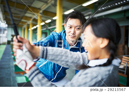 ゴルフを習う女の子 ゴルフを習う女の子 29213567