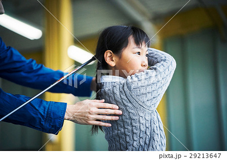 ゴルフを習う女の子 29213647