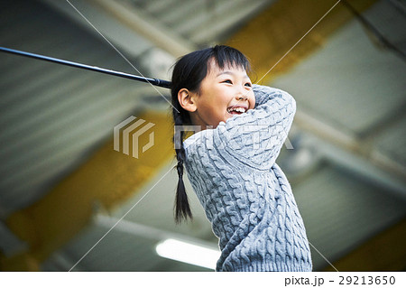 ゴルフを練習する女の子 ゴルフを練習する女の子 29213650