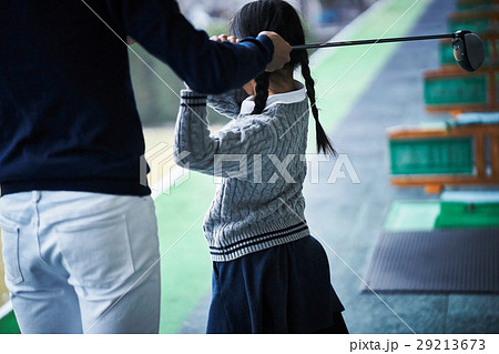 ゴルフを習う女の子 ゴルフを習う女の子 29213673