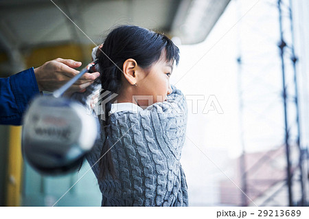 ゴルフを習う女の子 ゴルフを習う女の子 29213689