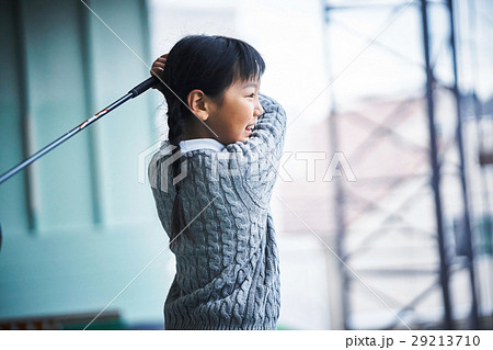 ゴルフを練習する女の子 ゴルフを練習する女の子 29213710