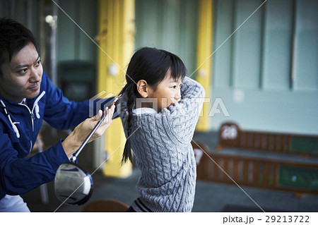 ゴルフを習う女の子 ゴルフを習う女の子 29213722