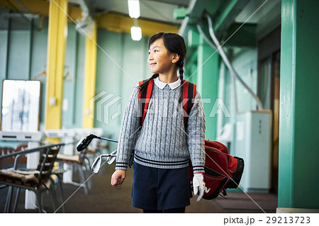 ゴルフスクールに通う女の子 29213723