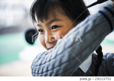 ゴルフを練習する女の子 ゴルフを練習する女の子 29213752