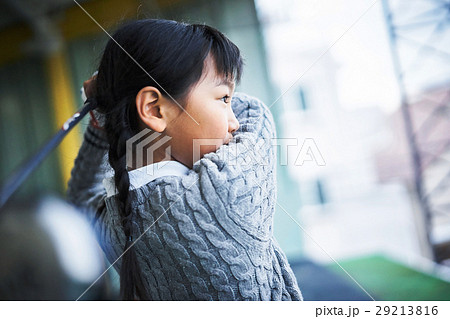 ゴルフを練習する女の子 ゴルフを練習する女の子 29213816