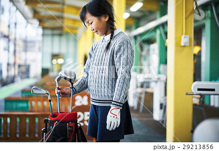 ゴルフの準備をする女の子 ゴルフの準備をする女の子 29213856