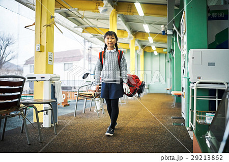 ゴルフスクールに通う女の子 29213862