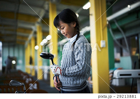 ゴルフの準備をする女の子 29213881