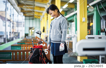 ゴルフの準備をする女の子 29214005