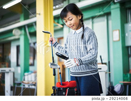 ゴルフの準備をする女の子 ゴルフの準備をする女の子 29214008