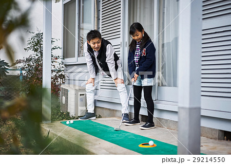 ゴルフを楽しむ親子 29214550