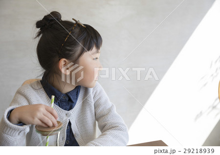 カフェでお茶をする女の子 カフェでお茶をする女の子 29218939