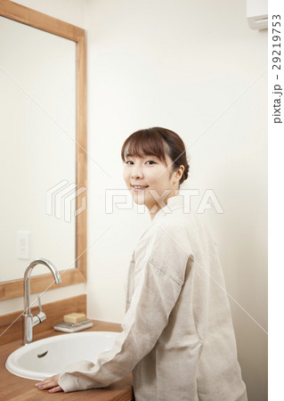 洗面台の前に立つ女性 洗面台の前に立つ女性 29219753