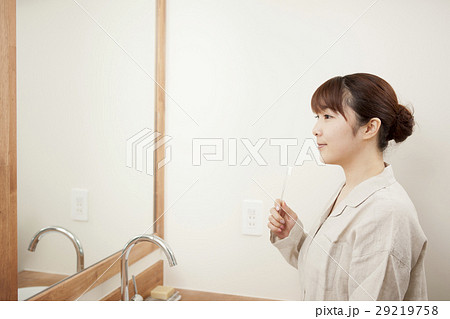 洗面台の前に立つ女性 洗面台の前に立つ女性 29219758