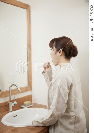 洗面台の前に立つ女性 29219858