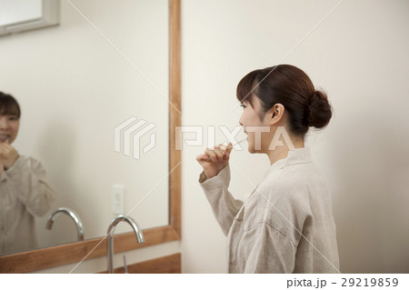 洗面台の前に立つ女性 29219859