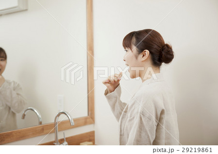 洗面台の前に立つ女性 29219861