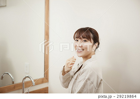 洗面台の前に立つ女性 29219864