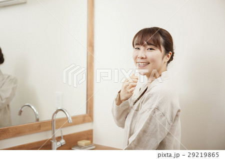 洗面台の前に立つ女性 29219865
