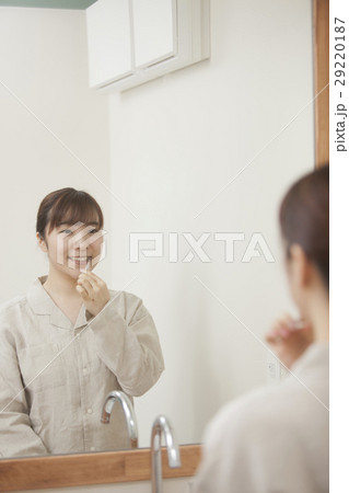 洗面所で歯磨きする女性 29220187